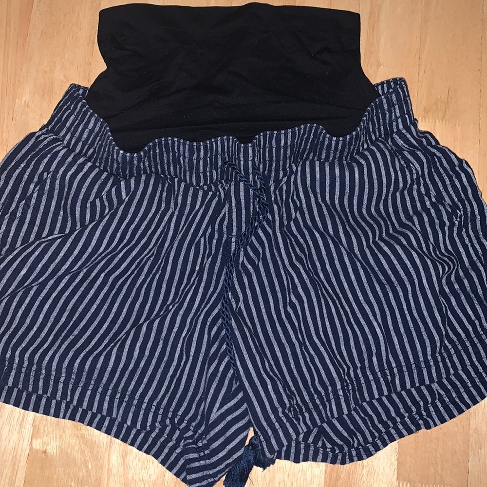 GUC Aglow Maternity grey navy linen shorts w/ decorative drawstring, Size L